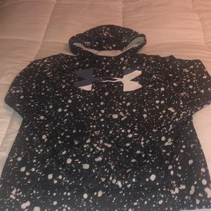 Gil’s size L under armour sweatshirt